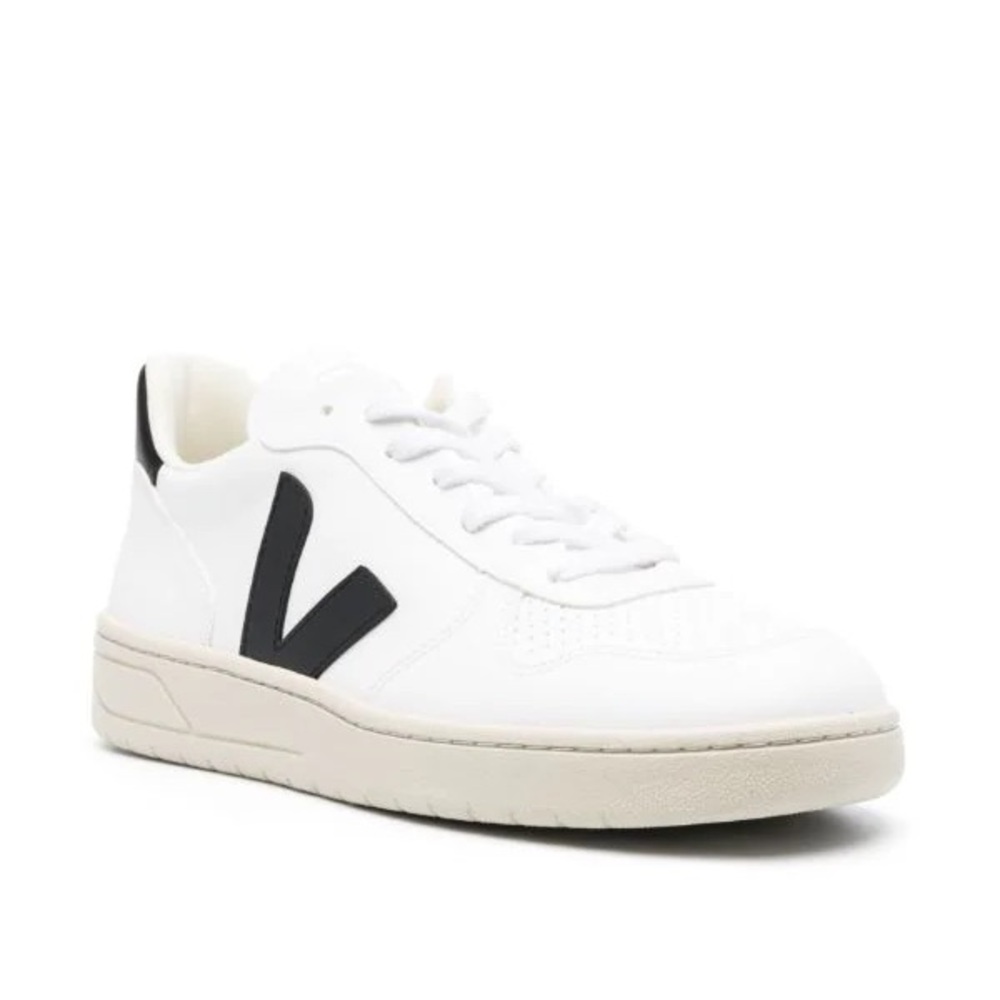 ✨LAST CHANCE! Moving Sale! ✨Veja v10 low top sneakers size 38 (women’s 8)